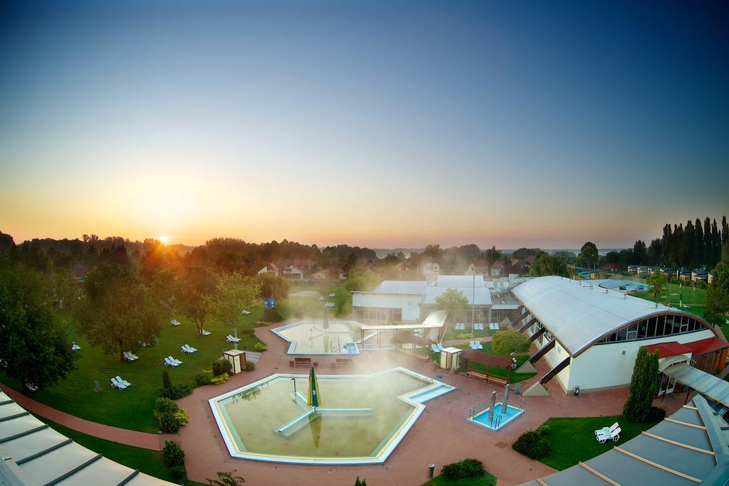 Barack Thermal Hotel And Spa Tiszakécske Esterno foto